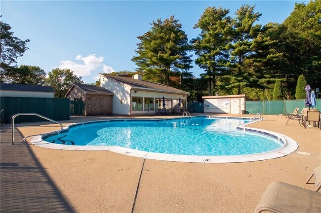 Building Photo - 752 QUAKER Ln