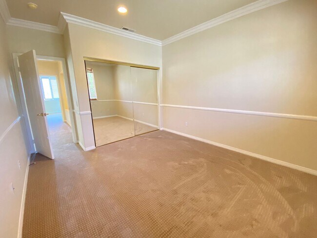 Building Photo - Beautiful 5 bedroom Newbury Park home with mountain views