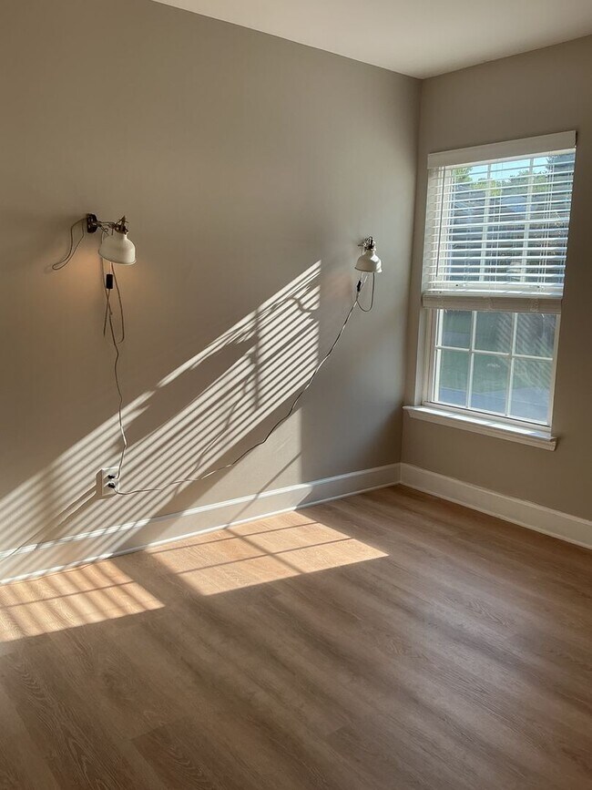 Building Photo - Beautiful 3 Bedroom, 2.5 Bath Townhouse in...