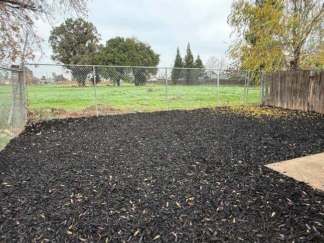 Building Photo - Beautifully Remodeled Duplex in Galt, CA