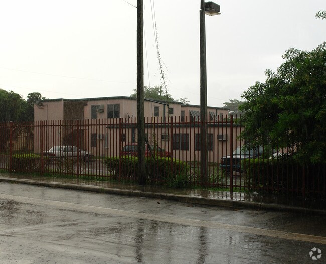 Building Photo - Gwen Cherry 20