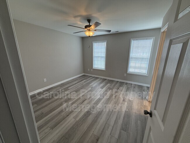 Building Photo - 321 S Pointe Dr