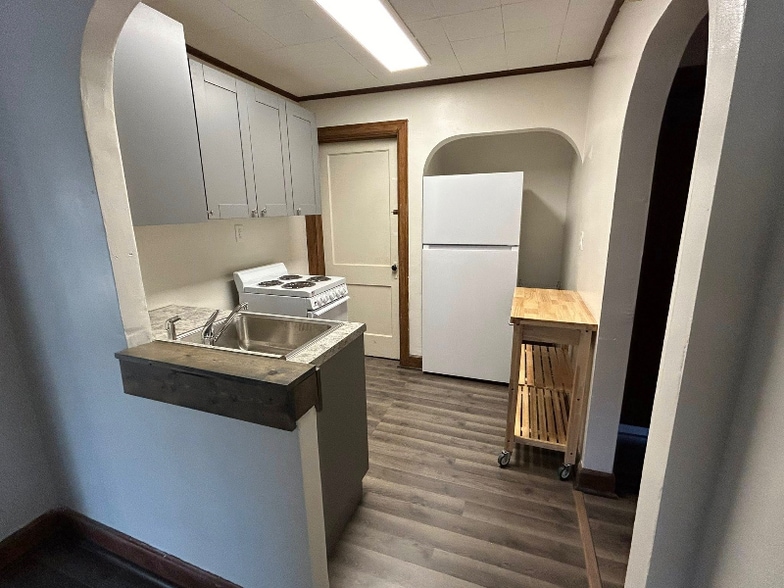 Building Photo - 422 E Broadway St