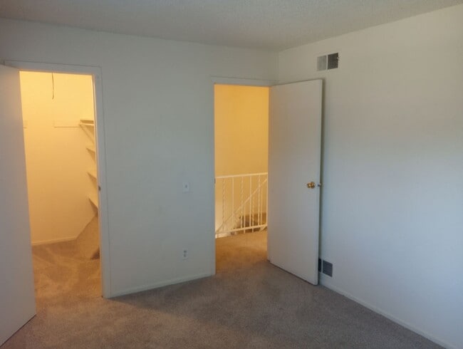 Building Photo - 2 bed, 1 Bath, 900 sqft with washer/dryer hookups and 1 car garage