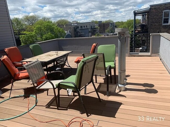 Building Photo - Top Floor Duplex Up, 3bd/2bth with Two Private Decks, Avail 7/1
