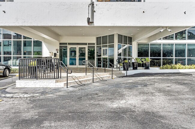 Building Photo - 525 N Ocean Blvd