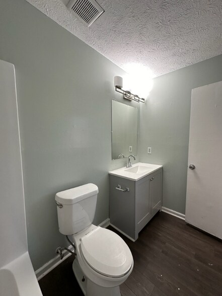 Building Photo - 5170-5172 Ridge Forest Dr