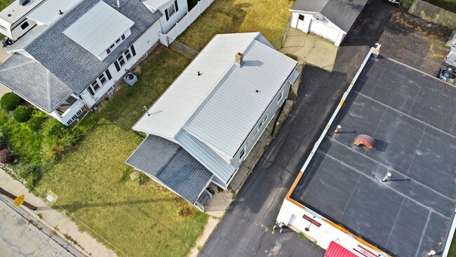 Building Photo - 408 River Ln