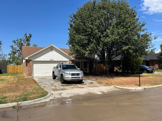 Building Photo - 2218 Parkside Dr