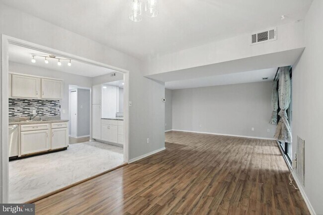 Building Photo - 1635 Parkcrest Cir