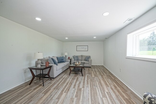 Building Photo - 411 Greenview Dr
