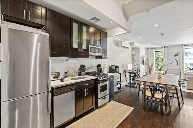Building Photo - 323 E 78th St
