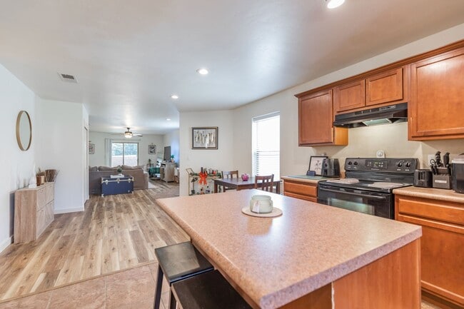 Building Photo - 3 Bedroom, 2 Bath in a Private Cul De Sac