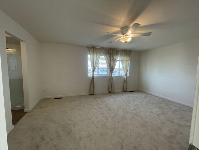 Building Photo - Perfect Location and Perfect Condition!