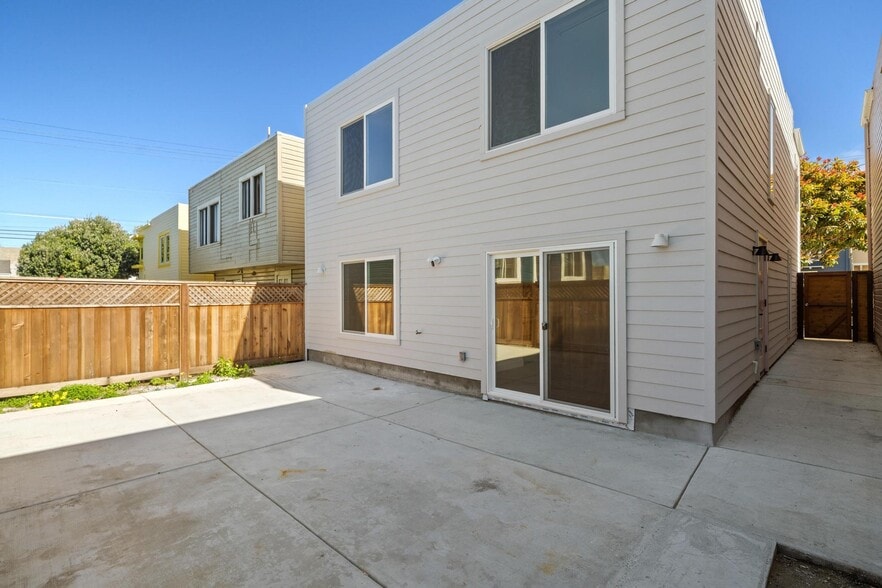 Building Photo - 1815 35th Ave