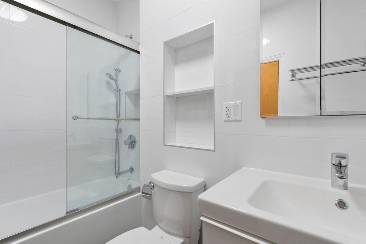 Building Photo - 215 E 88th St