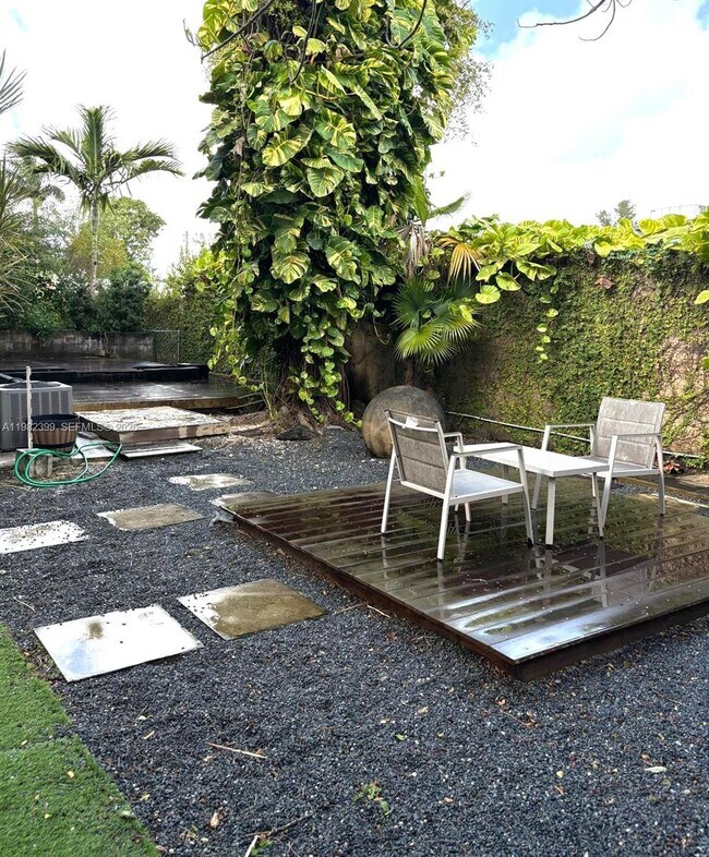 Building Photo - 13881 NE 2nd Ct