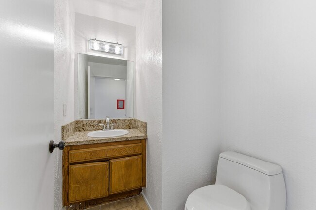 Building Photo - Spacious Westside Townhome Near Parks, Trails, and the Beach