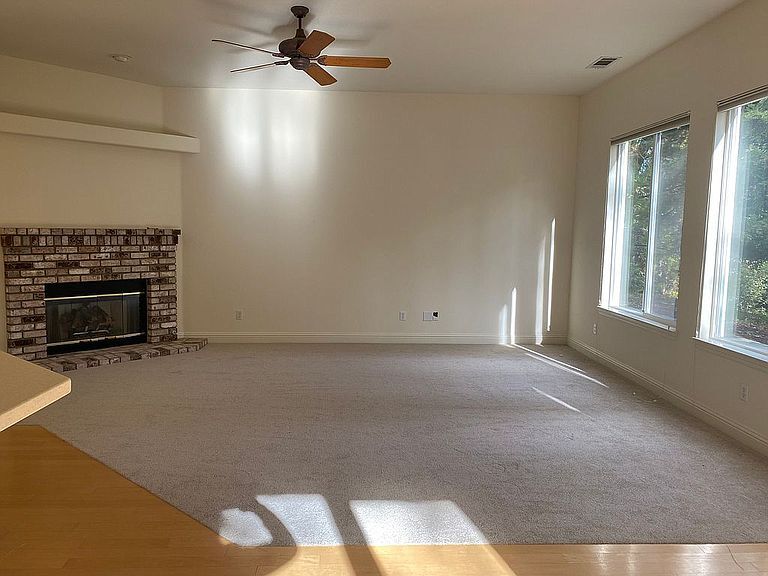 Family room - 1828 Ivanhoe Ave