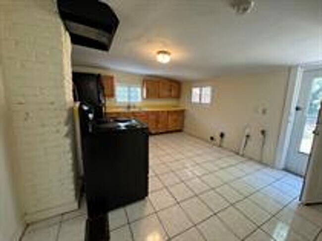 Building Photo - 311 N Bloxham Ave