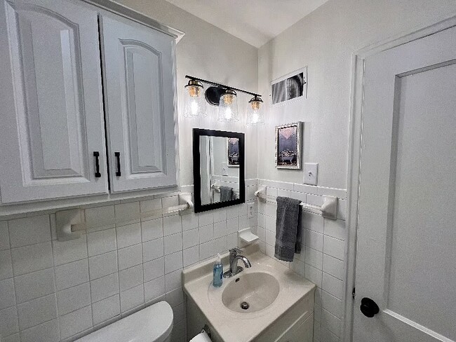 Building Photo - 913 E Gift Ave