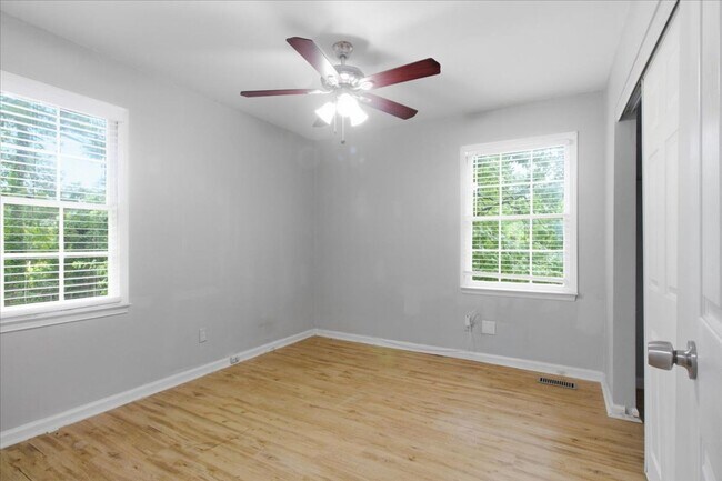 Building Photo - 208 Greenbriar Dr