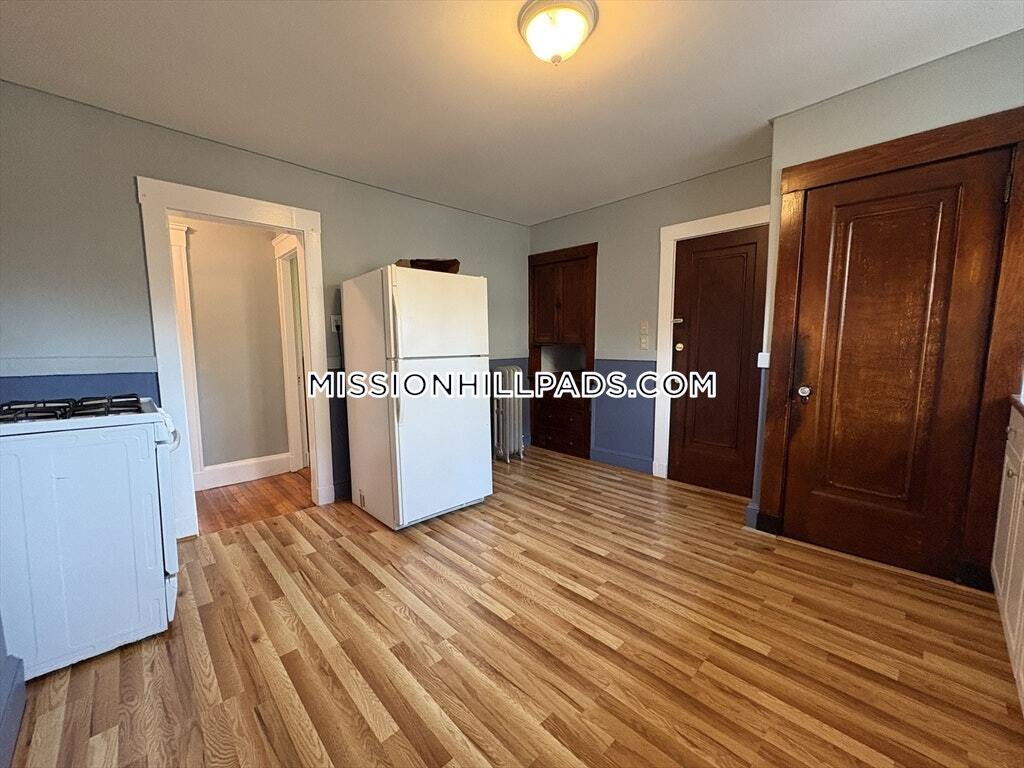 Building Photo - 157 Hillside St