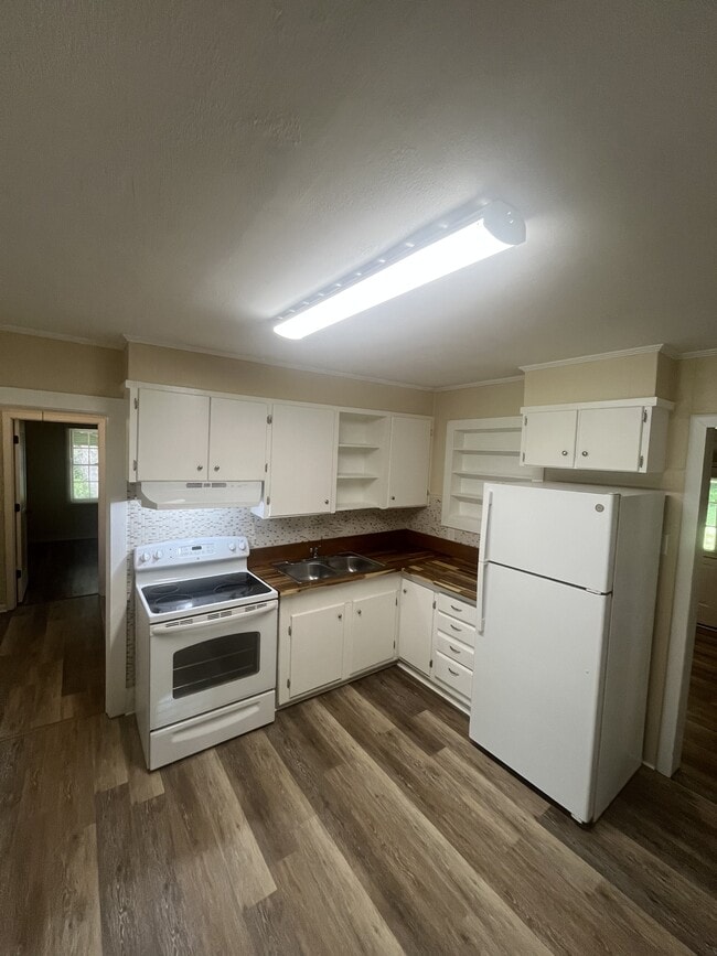 Building Photo - 126 W Cherry Dr