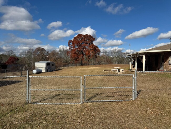 Building Photo - Half Acre Fenced-In 3/2 Right outside of P...