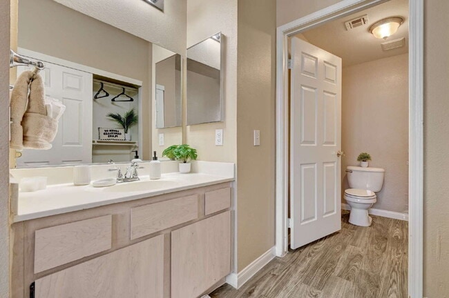 Building Photo - Ground Floor 2BD/2BA Condo in Gated Hender...