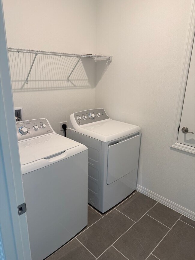Building Photo - Brand NEW - never used appliances - 4 bedr...