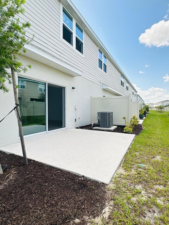 Building Photo - 2287 Portrait St