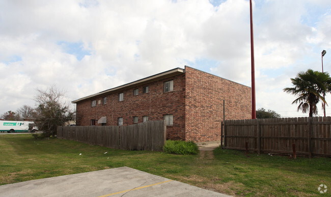 Building Photo - 640 Westwood Dr