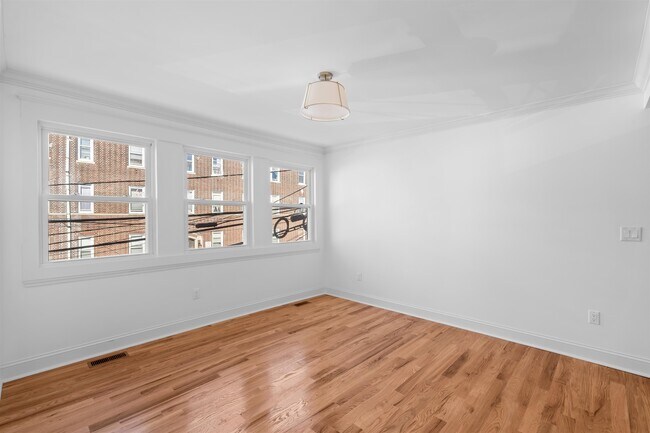 Building Photo - 5 Poplar St