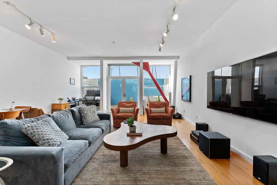 Bridght and airly - 615 Hampton Dr