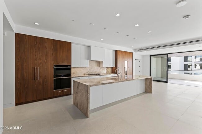 Building Photo - 6587 N Palmeraie Blvd