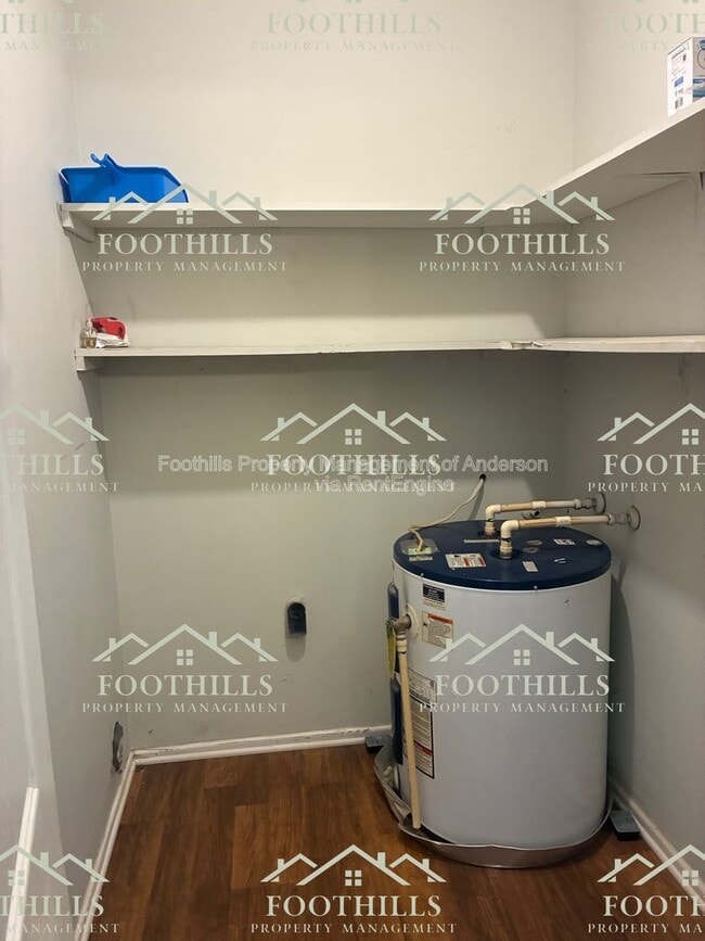 Building Photo - 303 Green Forest Dr