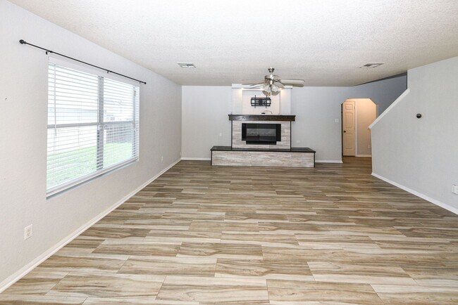 Building Photo - Elegant 4BR/3BA Home with Fireplace, Bonus Room and Open Layout!