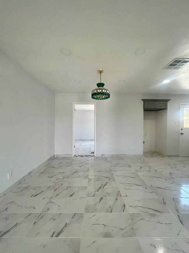 Building Photo - Explore this attractive property in Delano, ready for immediate occupancy - Renovated!!!