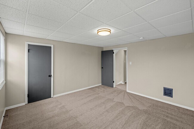 Building Photo - Stunning 2 bedroom home in Mckees Rocks av...