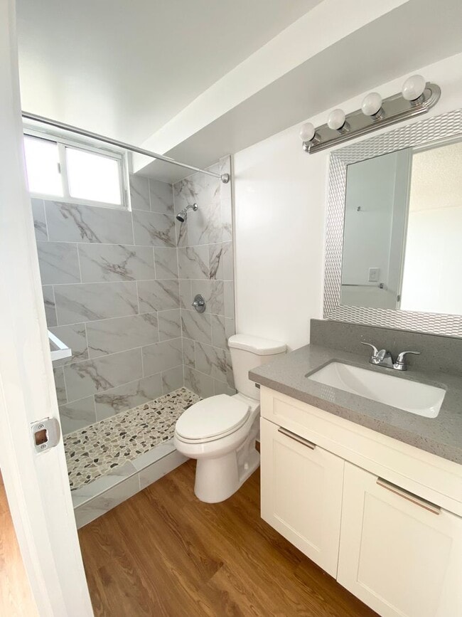 Building Photo - Pearlridge Square - Studio w/bathroom and ...