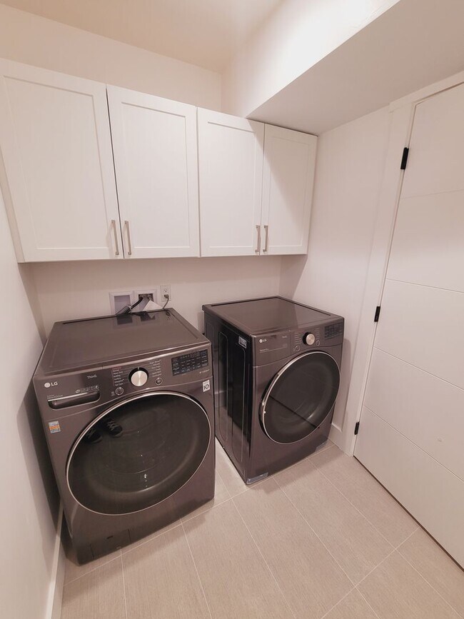 Building Photo - Luxury Downtown Townhome