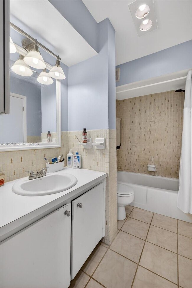 Building Photo - 419 S Crescent Dr