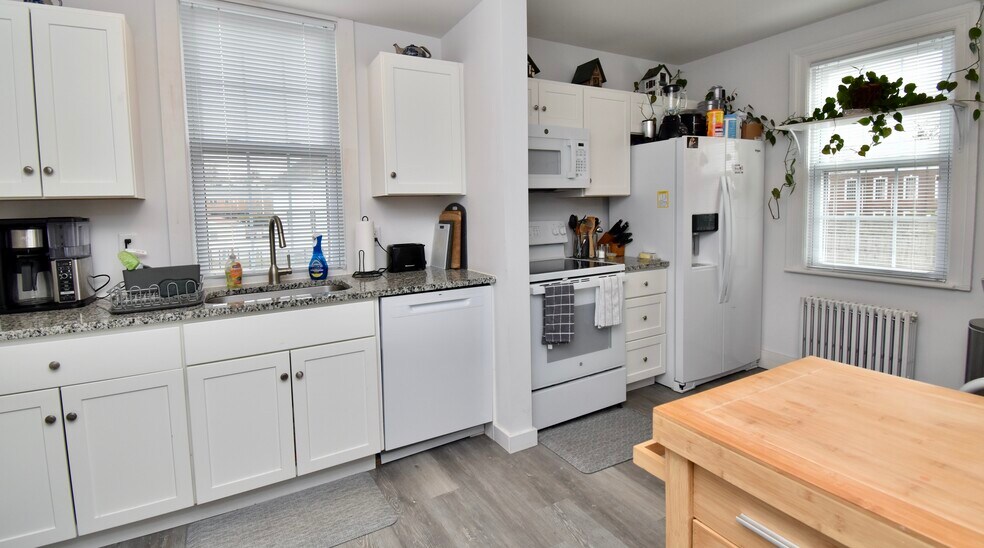 Building Photo - 4 Elm St