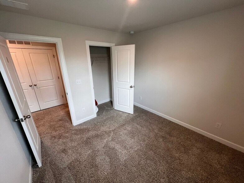 Building Photo - Room in Townhome on Memorial Pkwy