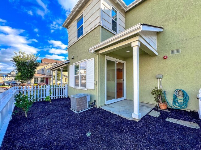 Building Photo - Three Bedroom Napa Home