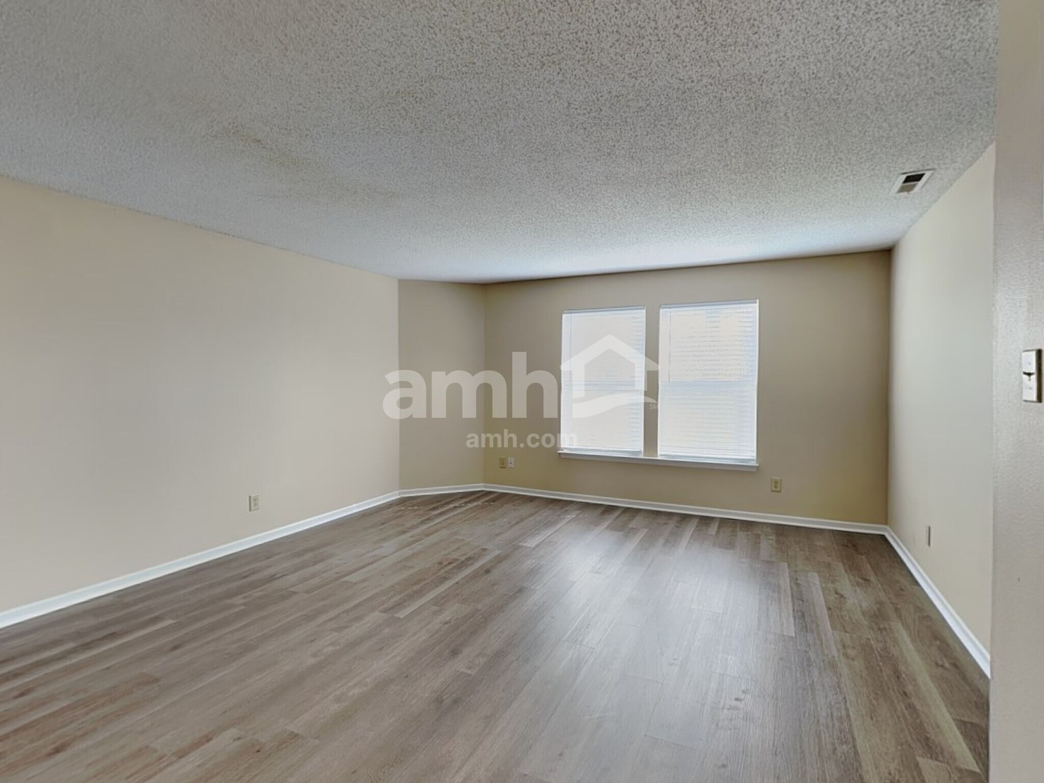 Building Photo - 1939 Dutch Elm Dr