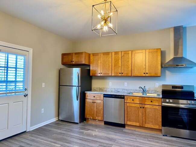 Building Photo - 218 College St