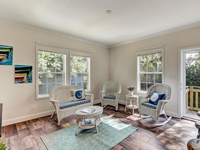 Building Photo - Historic Downtown Fernandina Home! Close t...