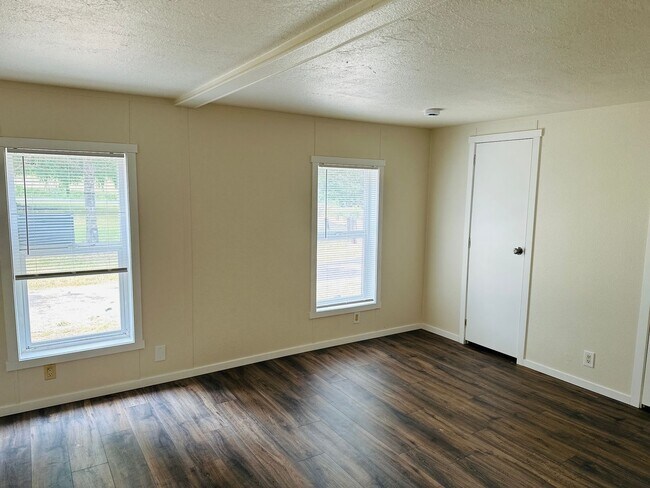 Building Photo - Newly Remodeled Acreage Property